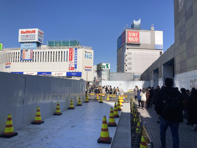 ビックカメラとユニクロの看板が見える通り