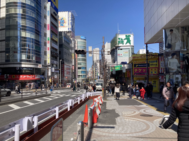ユニクロを右手に見ながら直進する道