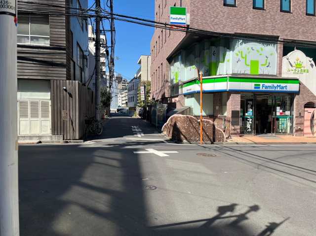 ファミリーマート横の道