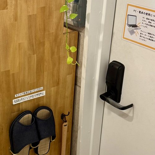 ドアに設置された電子ロック